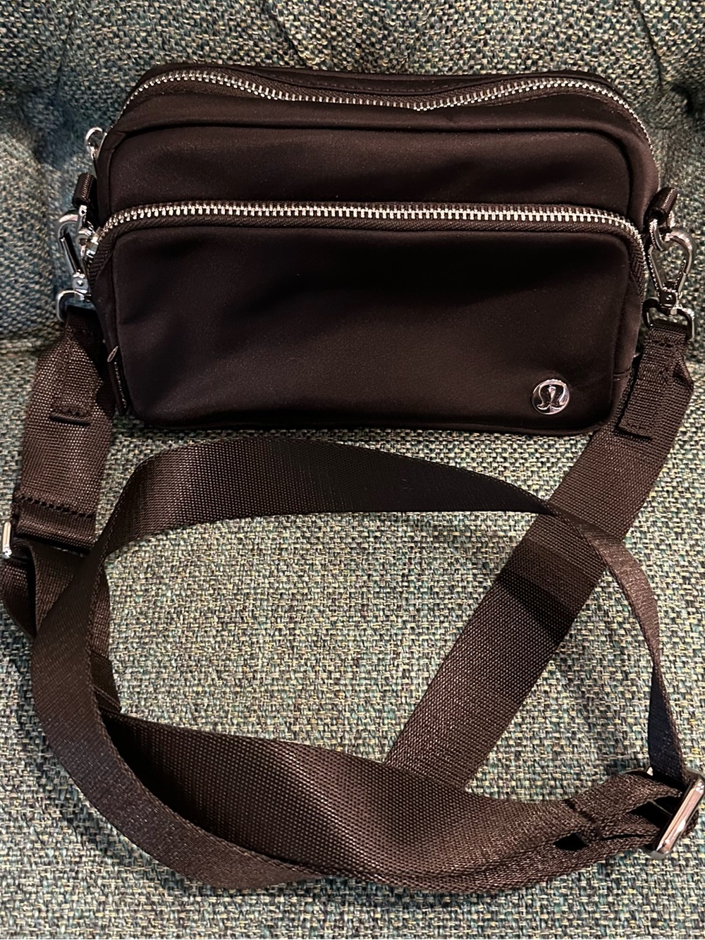Lululemon 2L Crossbody Camera Bag Black - Everyday Travel Purse⁠